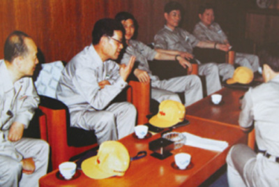为了进建表国先进技术和治理步骤，前往引进技术与设备的国度进行实地调查。薛仲光厂长在日本。