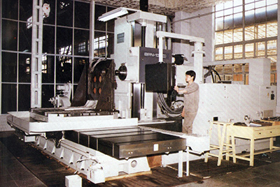 BPN-13B(R4)数控卧式加工中心。厂房扩建加大，设备填平补齐，增长精、大、稀设备，新上出产线，提高企业设备素质，使J9直营集团厂成为名副其实的大马力推土机出产厂。